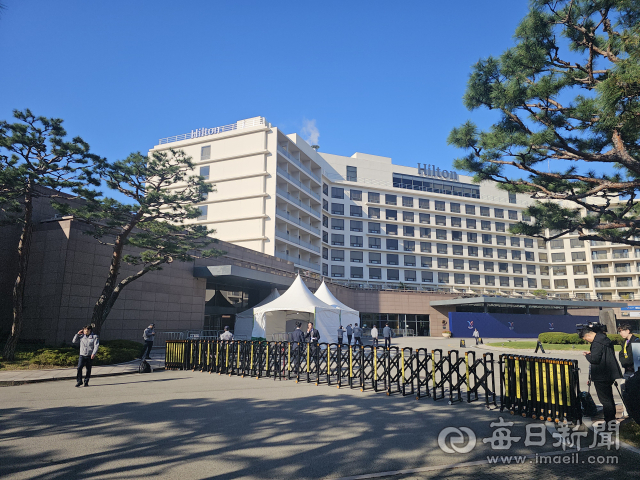 미국 대표단 숙소인 힐튼호텔 경주 로비 앞 광장. 29일 도널드 트럼프 대통령의 방한과 함께 일반인의 출입이 금지됐다. 신동우 기자