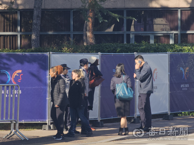 힐튼호텔 경주 정문에서 경호원이 출입자들의 신원을 사전 등록명부와 비교 확인하고 있다. 신동우 기자