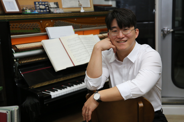 강한뫼 작곡가가 대구 중구 대봉동 작업실에서 포즈를 취하고 있다. 김도훈 기자