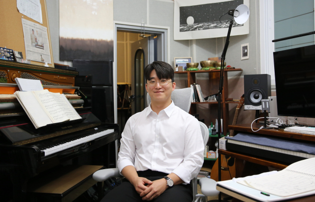 강한뫼 작곡가가 대구 중구 대봉동 작업실에서 포즈를 취하고 있다. 김도훈 기자