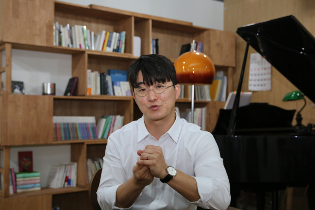 강한뫼 작곡가가 대구 중구 대봉동 작업실에서 자신의 음악에 대한 이야기를 들려주고 있다. 김도훈 기자