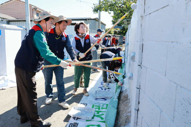 김하수 청도군수와 자원봉사자들이