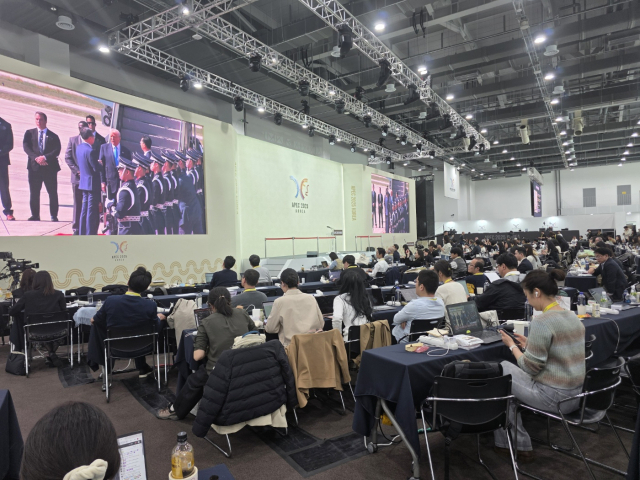 APEC국제미디어센터에 마련된 440석 규모의 좌석을 가득 메운 각국의 취재진들이 도널드 트럼프 미국 대통령 김해공항 도착 영상을 지켜보고 있다. 박승혁 기자