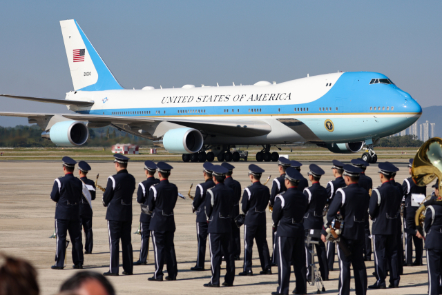 경주 APEC을 계기로 국빈 방한하는 도널드 트럼프 미국 대통령의 에어포스원이 29일 부산 김해국제공항에 도착하고 있다. 연합뉴스
