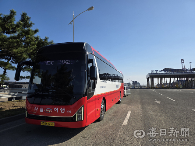 29일부터 내달 1일까지 포항 영일만항 플로팅호텔 이용객들을 위해 제공되는 포항 주요 관광지 순환버스. 삼일여행 제공