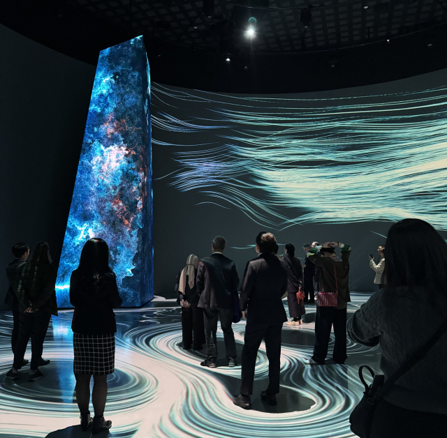 APEC 정상회의 기간 포항 영일만항 플로팅호텔에 묵고 있는 손님들이 29일 포항 순환버스를 타고 Park1538 전시관을 둘러보고 있다. 삼일여행 제공