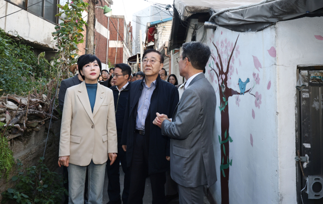 김윤덕 국토교통부 장관이 28일 서울 성동구 성수1구역 주택재건축정비사업 현장을 방문해 정원오 성동구청장의 설명을 들으며 정비사업구역을 둘러보고 있다. 왼쪽은 더불어민주당 전현희 의원. 연합뉴스