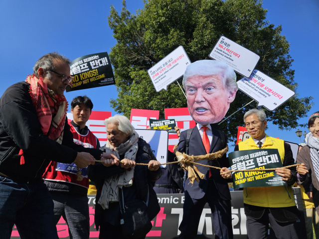 29일 오전 경북 경주시 동천동 구황교 인근에서 2025 APEC 반대 국제민중행동 조직위원회가 반(反) 트럼프 시위를 벌이고 있다. 연합뉴스