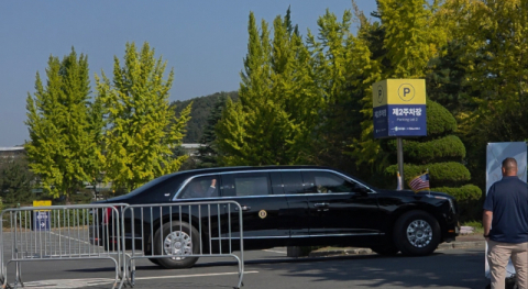 트럼프 경주 도착…마린원·더비스트 동원