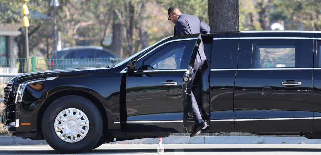 트럼프 미국 대통령이 2025 경주 아시아태평양경제협력체(APEC) 방문을 위해 방한하는 날인 29일 경북 경주시 한 임시 헬기장 인근에 미국 대통령 전용 차량인
