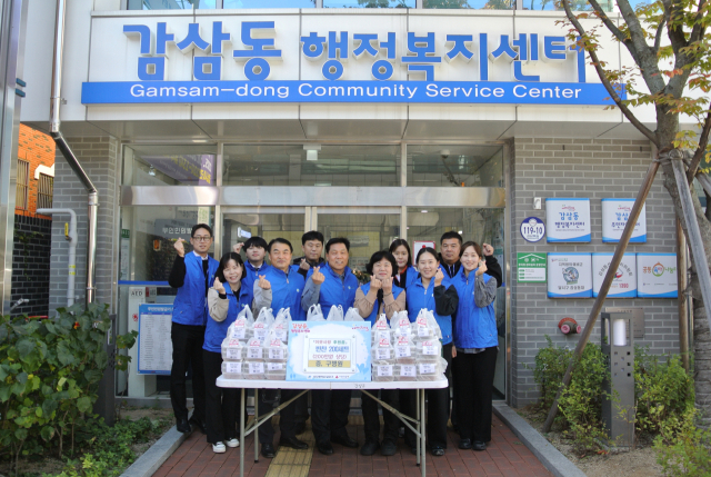 대구 서구 감삼동 행정복지센터 앞에서 구병원봉사단 단원들이 지역 저소득 취약계층 어르신에게 전달할 반찬을 나눠줄 준비를 하고 있다. 구병원 제공.