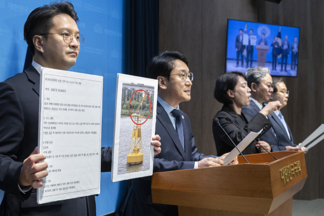 더불어민주당 국회 국토교통위 소속 의원들이 29일 국회에서 한강버스 사고 은폐 규탄 기자회견을 하고 있다. 민주당 국토위원들은 기자회견에서 제보를 통해 확보된 사고보고서와 현장 부표를 공개했다. 민주당 국토위원들은