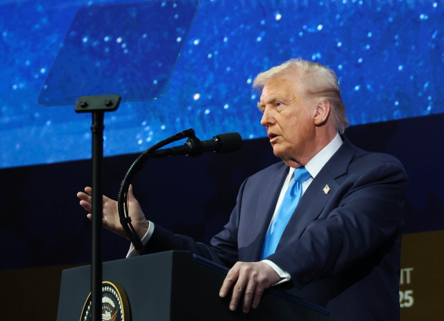 도널드 트럼프 미국 대통령이 29일 경주예술의전당에서 열린 2025 아시아태평양경제협력체(APEC) 정상회의 최고경영자(CEO) 서밋에 참석해 연설하고 있다. 연합뉴스