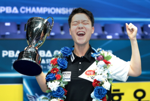 우승컵을 들고 환호하는 김영원. PBA 제공