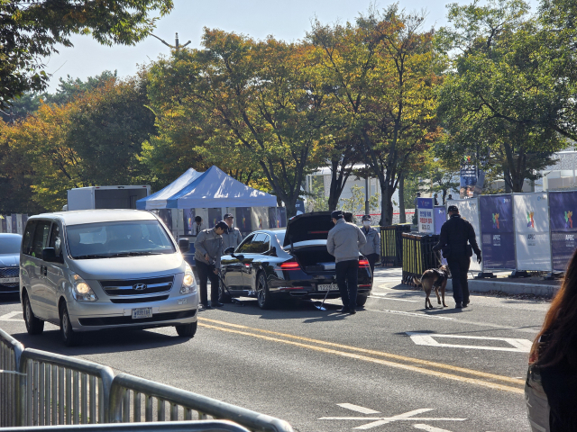29일 오전 APEC CEO 서밋이 열리는 경북 경주시 황성동 경주 예술의 전당 입구에서 경찰이 출입 차량의 보안 검색을 실시하고 있다. 양승진 기자.