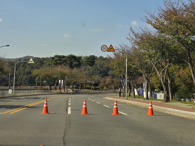 29일 오전 APEC CEO 서밋이 열리는 경북 경주시 황성동 경주 예술의 전당 앞 도로인 강변로의 차량 통제가 이뤄지고 있다. 이곳에선 이날 낮 1시 6분쯤부터 도널드 트럼프 미국 대통령의 특별연설이 진행됐다. 양승진 기자.