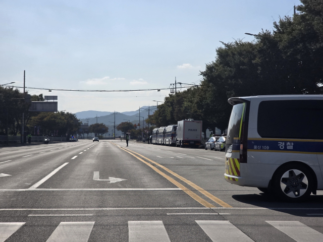 29일 오전 APEC CEO 서밋이 열리는 경북 경주시 황성동 경주 예술의 전당 앞 도로인 강변로의 차량 통제가 이뤄지고 있다. 이곳에선 이날 낮1시6분쯤부터 도널드 트럼프 미국 대통령의 특별연설이 진행됐다. 경찰이 차량을 이용해 도로를 통제하고 있는 모습. 양승진기자.