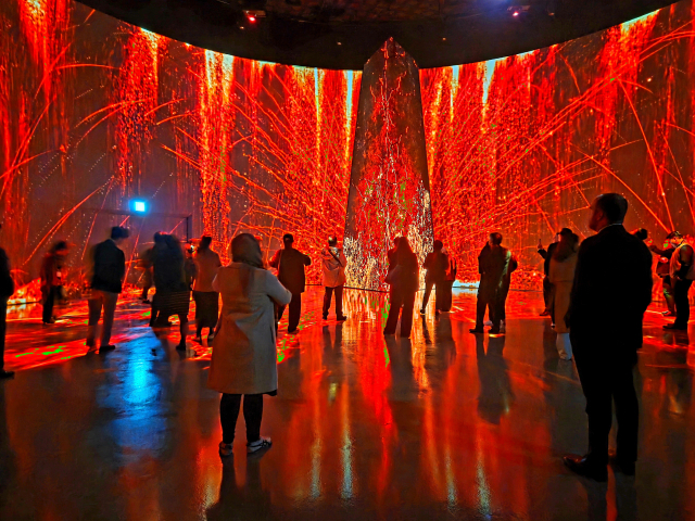 Park1538 홍보관 내 철의문명관을 찾은 외국인 방문객들이 철의 번영을 감상하며 감탄하고 있다. 포스코 제공