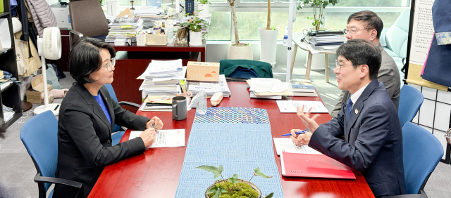 김정기 대구시장 권한대행은 29일 국회를 방문해 임미애 더불어민주당 경북도당위원장을 만나 지역 주요 현안에 대한 지원을 요청했다. 대구시 제공.