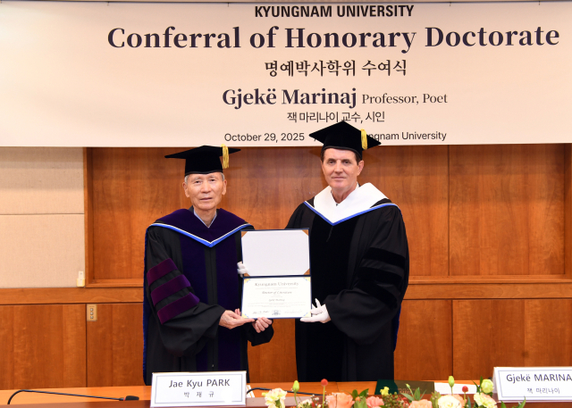 잭 마리나이(Gjekë Marinaj) 시인, 경남대학교 명예문학박사 수여 사진.