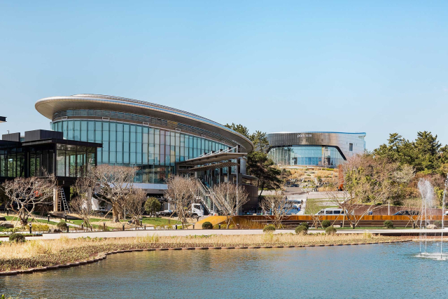 포스코 포항제철소의 홍보관과 역사박물관 등을 품고 있는