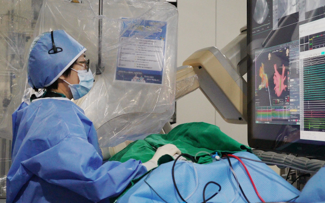 [사진] 펄스장 절제술을 시행 중인 삼성창원병원 순환기내과 곽혜빈 교수.