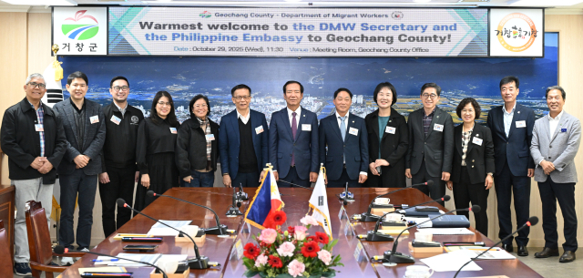 필리핀 이주 노동부(DMW) 한스 레오 칵닥(Hans Leo J. Cacdac) 장관 등이 거창군을 공식 방문해 구인모 거창군수 등 관계자들과 기념사진을 촬영했다.거창군 제공