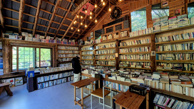 덕산기 계곡 숲속책방 내부 모습. 김도훈 기자