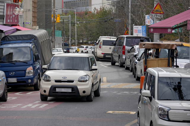 지난 3월 대구 중구 남산3동 주택가 도로 옆으로 주차된 차량으로 인해 통행에 어려움이 발생하고 있다. 매일신문 DB