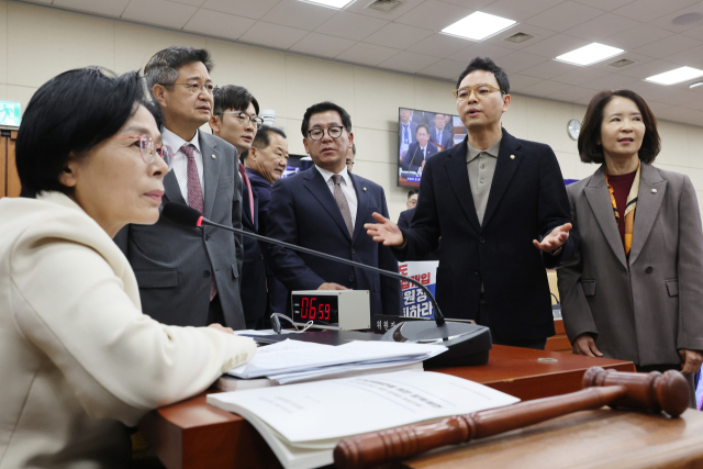 29일 서울 여의도 국회 과학기술정보방송통신위원회에서 열린 과학기술정보통신부 등에 대한 종합감사에서 최민희 위원장이 최수진 의원 등 국민의힘 의원들로부터 사퇴요구를 받고 있다. 연합뉴스