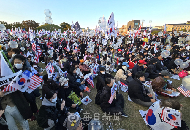 자유대학 소속 회원 등이 경주 신라대종 앞에서 가진 트럼프 방한 찬성 집회 모습. 강선일 기자