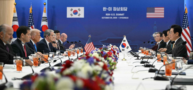이재명 대통령과 도널드 트럼프 미국 대통령이 2025년 10월 29일 국립경주박물관에서 한미 정상회담을 하고 있다. AFP 연합뉴스