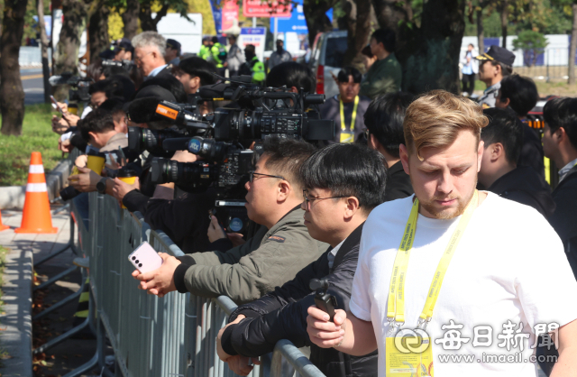 아시아태평양경제협력체(APEC) CEO 서밋 개막일인 29일 오전 경주 보문단지 인근에서 도널드 트럼프 미국 대통령이 탑승한 헬기가 도착하자 외신 등 취재진들이 분주하게 움직이고 있다. 안성완 기자 asw0727@imaeil.com