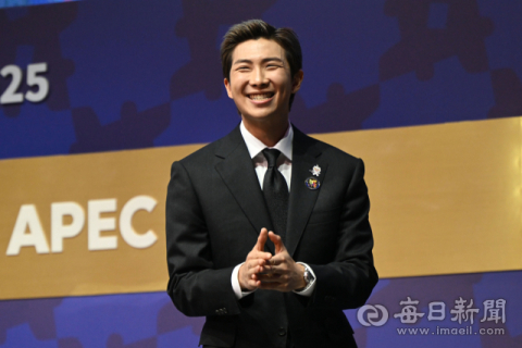 [포토뉴스] APEC 무대 선 BTS RM