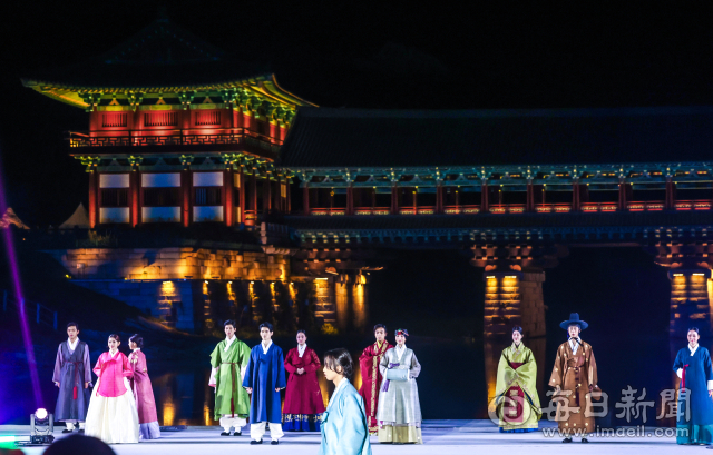 29일 경주 월정교 수상 특설무대에서 