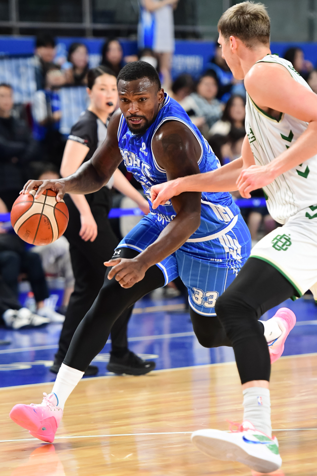 대구 한국가스공사 페가수스의 닉 퍼킨스가 29일 대구에서 열린 프로농구 원주 DB 프로미와의 경기 도중 돌파를 시도하고 있다. KBL 제공