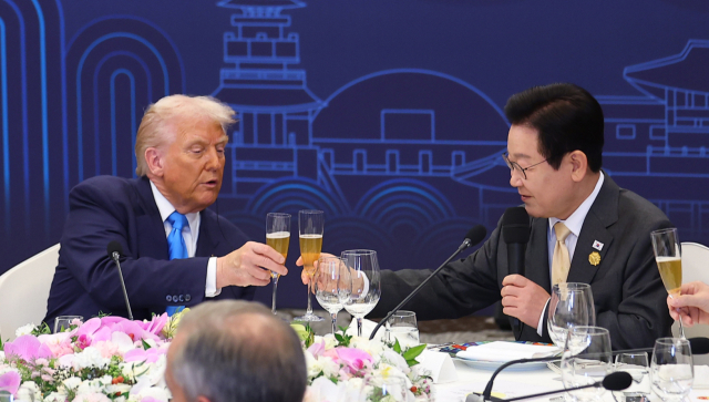 이재명 대통령과 도널드 트럼프 미국 대통령이 2025년 10월 29일 경북 경주 힐튼호텔 그랜드볼룸에서 열린 이 대통령 주최 정상 특별만찬에서 건배하고 있다. 연합뉴스