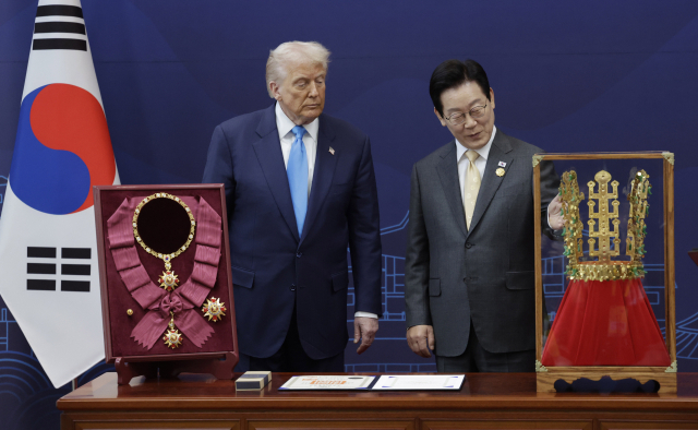 64일만에 재회한 韓美 정상, 李대통령 '황금빛 선물'