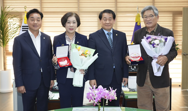 안동시의회 이재갑(사진 맨 오른쪽), 김정림(왼쪽 두번째) 의원이 제8회 정명대상을 받았다. 사진은 김경도 의장이 상을 전수하는 모습. 안동시의회 제공