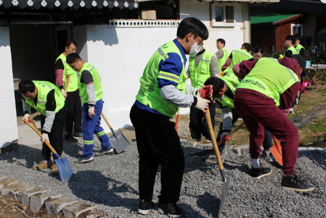 노벨리스 코리아 임직원들이 사랑의 집 고치기 봉사활동을 펼치고 있다. 노벨리스 제공