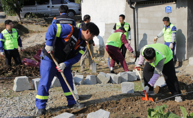 노벨리스 코리아 임직원들이 사랑의 집 고치기 봉사활동을 펼치고 있다. 노벨리스 제공