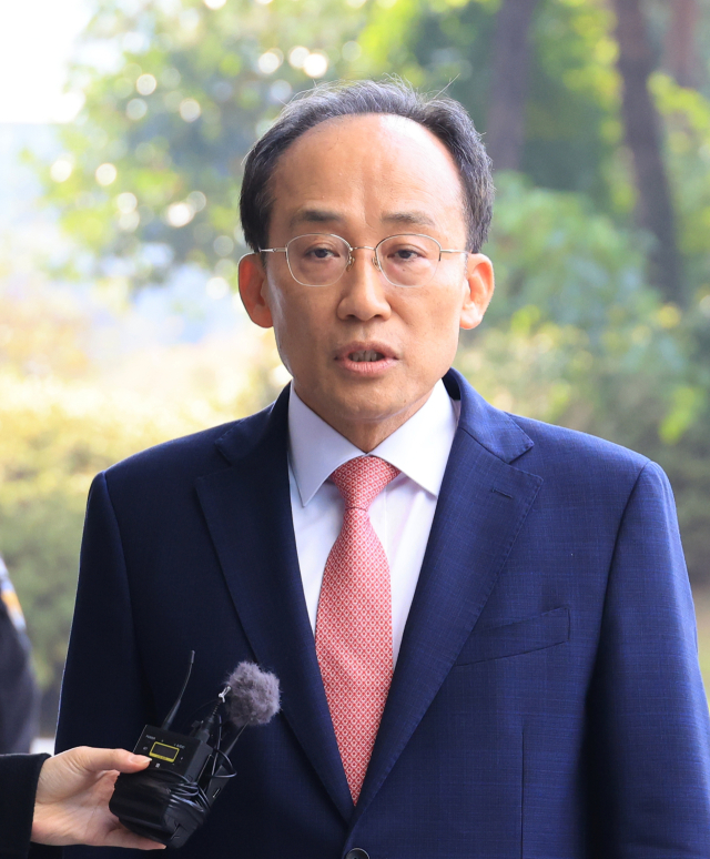 국민의힘 추경호 전 원내대표가 30일 서울 서초구 서울고검에 마련된 조은석 내란특별검사팀 사무실에 피의자 신분으로 출석하며 기자의 질문에 답하고 있다. 연합뉴스