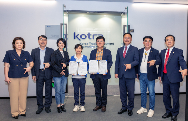 중국 선전 코트라 무역관에서 열린 간담회에서 김재욱 칠곡군수, 이상승 칠곡군의회 의장, 오종열 군의원, 코트라 관계자 등이 기념촬영을 했다. 칠곡군 제공