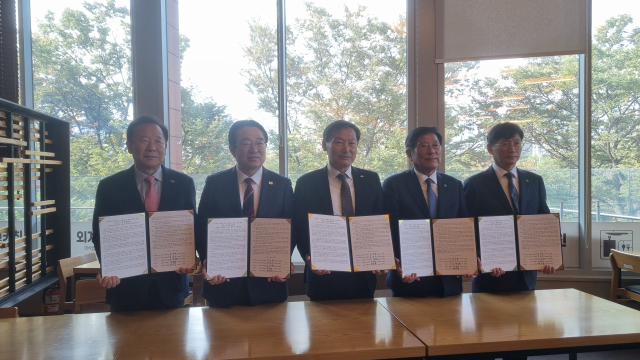 봉화군은 지난 29일 국회에서 진안·장수·곡성·옥천군과 함께 기자회견을 열고, 농어촌 기본소득 시범사업 1차 심사를 통과한 12개 군 전역에서 시범사업을 실시해야 한다는 공동성명을 발표했다. 봉화군 제공