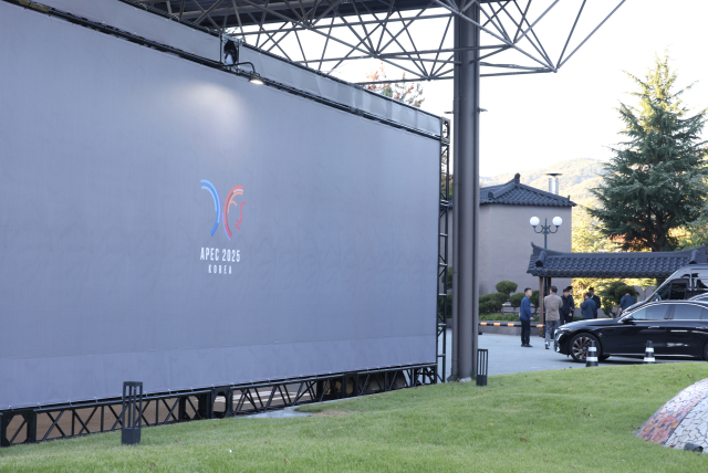 2025 경주 아시아태평양경제협력체(APEC) 주간 둘째 날인 28일 경북 경주 코오롱호텔 로비로 들어가는 주 출입문 앞에 대형 가림막이 설치돼 있다. 이 호텔에서는 시진핑 중국 국가주석이 방한해 숙박할 것으로 알려졌다. 연합뉴스