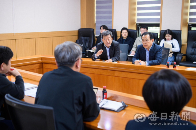 29일 울릉군과 울릉군의회가 포항지방해양수산청을 방문해 주민 이동권 확보를 건의하고 있다. 울릉군 제공
