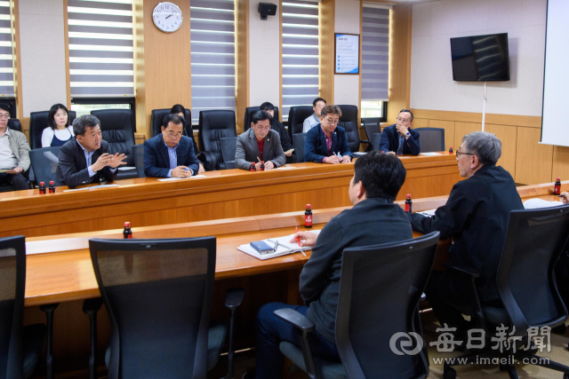29일 울릉군과 울릉군의회가 포항지방해양수산청을 방문해 주민 이동권 확보를 건의하고 있다. 울릉군 제공