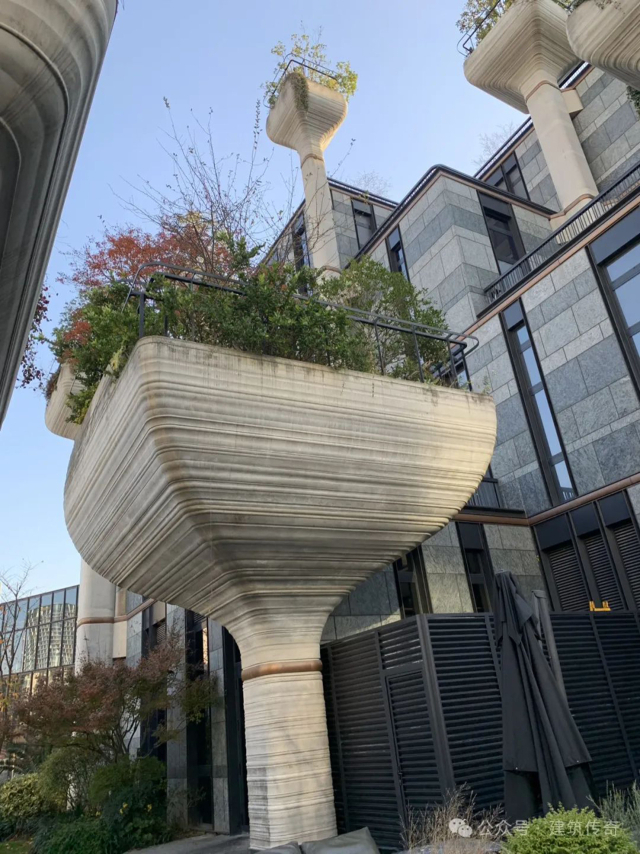 화단은 인공지능 센서로 토양 수분과 빗물 순환을 제어하며 유지 관리된다.