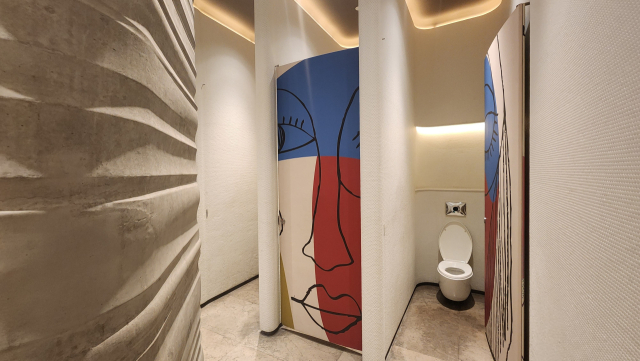 자유롭고 대담한 색채 조합이 인상적인 화장실 디자인.