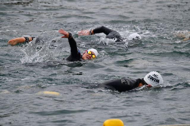 지난해 열린 트리아애슬론 대회 참가 선수들이 역영을 펼치고 있다. 울진군 제공